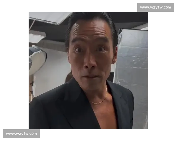 司徒浩南重出江湖！郑浩南香港街头再现经典造型，网友：青春回来了